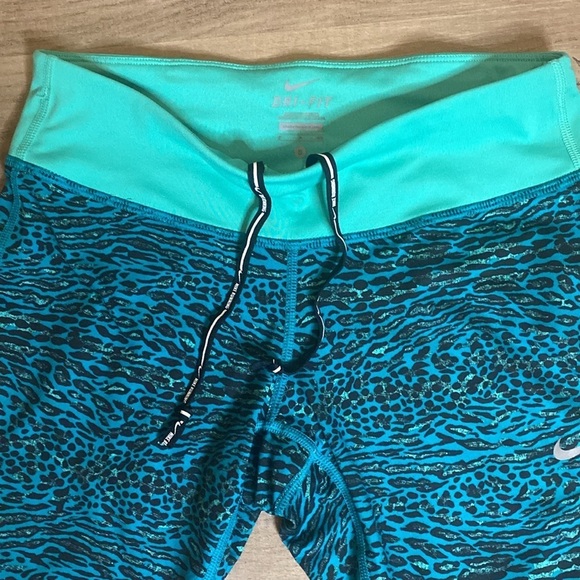 Nike Dri Fit Leggings Back zip pocket - Picture 3 of 10